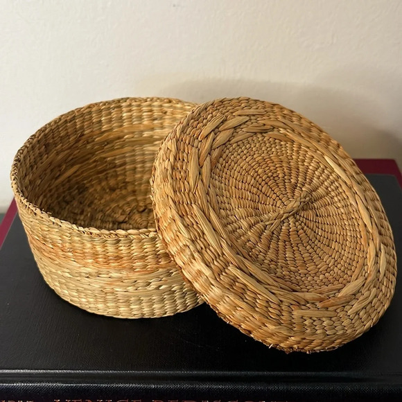 Woven Vintage Chinese Lidded Basket in Natural Straw - Picture 6 of 9